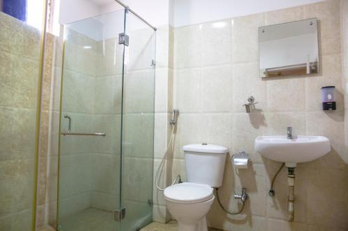 Ett badrum på Skyla Service Apartments - Gachibowli