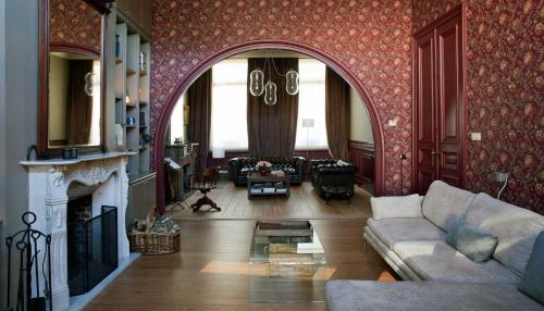 ein Wohnzimmer mit einem Sofa und einem Kamin in der Unterkunft B&B De Gilleminus in Temse