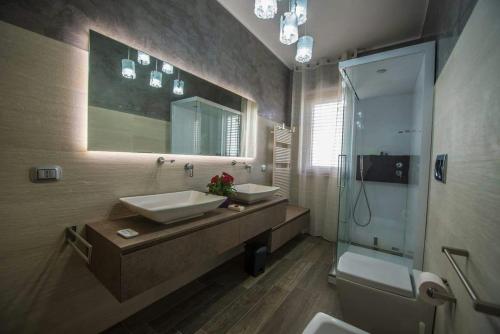 アーチ・サンタントニオにあるB&B Lavinaioのバスルーム(洗面台2台、鏡、シャワー付)