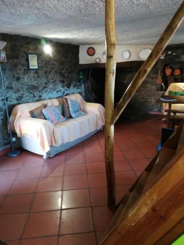 a living room with a couch in a room at Casa Lausus in Lousã