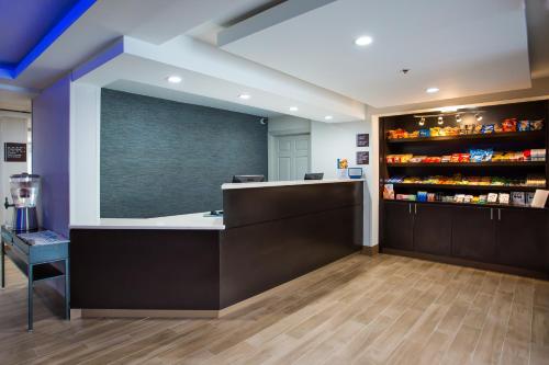 a salon with a counter and a pharmacyacistacistacistacistacistacist at Milford Inn in Milford