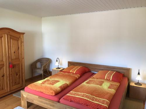 a bedroom with two beds and two lamps in it at Ferienwohnung Schlössershof in Borler