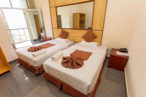  Kigaliview Hotel and Apartments -  Chambre  photo :    Minibar    Shower    TV                            