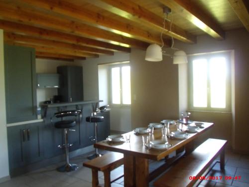 une chambre avec une table en bois dans une cuisine dans l'établissement Gite du Mas duSuc, à Bouxal