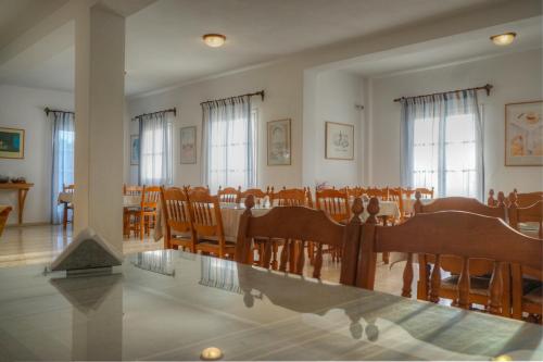 Zimmer mit Tisch und Stühlen in der Unterkunft Alexandra Hotel in Kamari