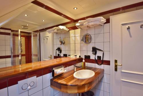 a bathroom with a sink and a mirror at Myer's Hotel Berlin in Berlin