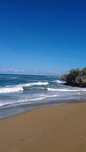 una playa con el océano y una costa rocosa en Villas Vargas en Sosúa