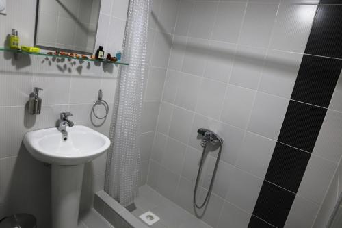 un bagno con lavandino e doccia di Supercozy Studio a Skopje