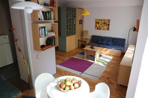 un soggiorno con una ciotola di mele su un tavolo di Supercozy Studio a Skopje
