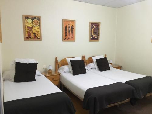 dwa łóżka w pokoju z dwoma w obiekcie Pensión Leyre w Pampelunie