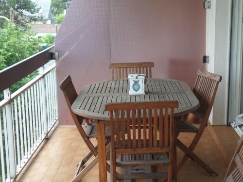 d'un balcon avec une table et des chaises. dans l'établissement NICE FLAT 50M BEACH & CENTER, à Cabourg