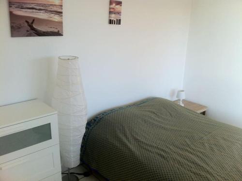 une chambre avec un lit et un tableau au mur dans l'établissement NICE FLAT 50M BEACH & CENTER, à Cabourg