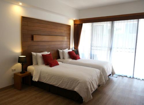 Un pat sau paturi într-o cameră la SugarCane Chiang Mai