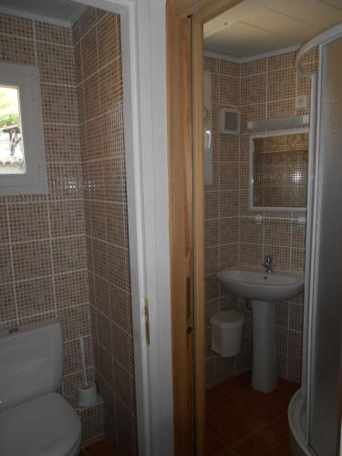 une salle de bain avec toilettes et lavabo dans l'établissement I Mucchi, à Galéria