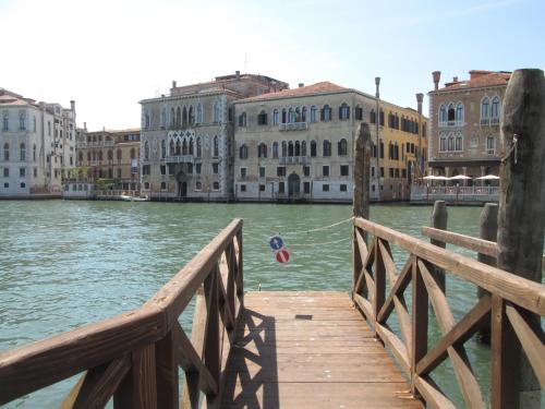 un puente de madera sobre una masa de agua con edificios en Sansamuele Apartment, en Venecia