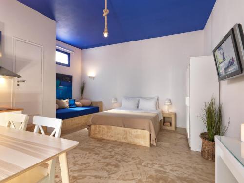 - une chambre avec un lit et un plafond bleu dans l'établissement Psathi Blue Beta, à Kimolos