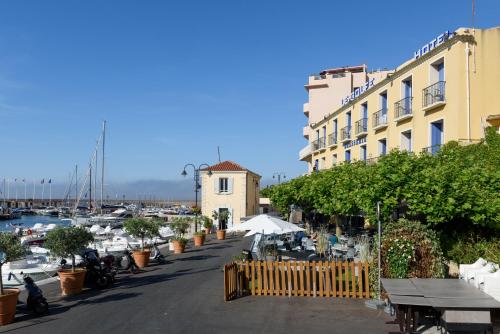 Afbeelding uit fotogalerij van Hotel Le Golfe in Cassis