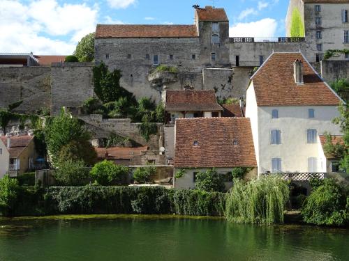 une ville avec un château et une rivière dans l'établissement Studio 