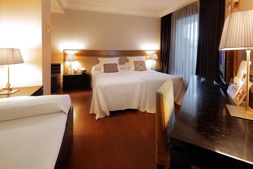 Hotel Condado tesisinde bir odada yatak veya yataklar