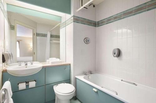 Koupelna v ubytování Days Inn Lockerbie - Annandale Water