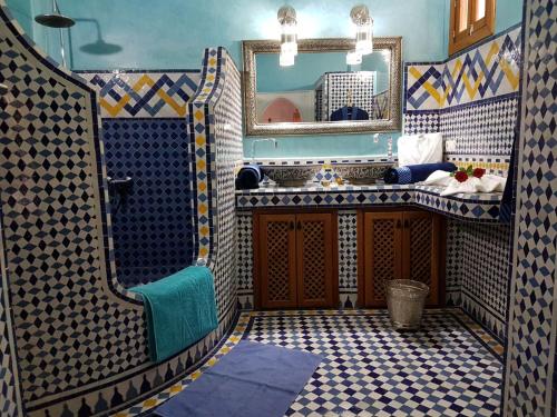 Riad Soleil d'Or في فاس: حمام مع حوض ومرآة