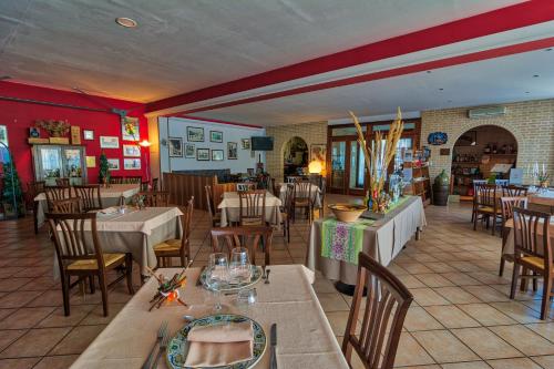 Reštaurácia alebo iné gastronomické zariadenie v ubytovaní Due Torri
