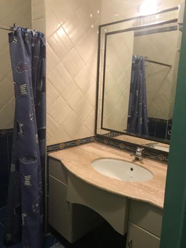 Un baño de Deep Ashri Apartment & Dive Club