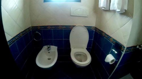 Un baño de Deep Ashri Apartment & Dive Club