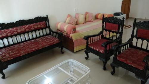 a room with a bed and two chairs and a couch at Calvin's Retreat in Varca