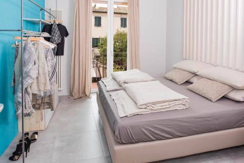 a bedroom with two beds and a closet at Green Flat in Bardolino