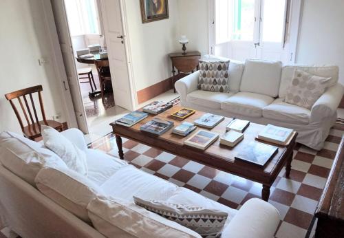 a living room with a couch and a coffee table at Palazzo Guglielmo in Vignacastrisi