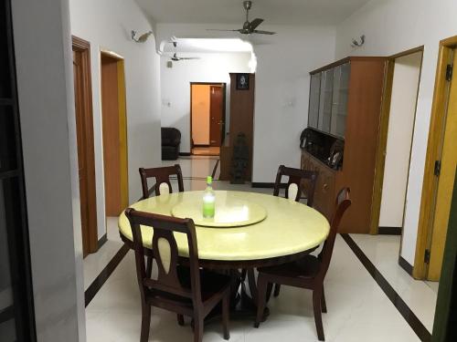 Χώρος καθιστικού στο SHORTstay Apartments Rooms near Apollo shankara Nethralaya hospitalsGreams Road