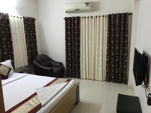 Krevet ili kreveti u jedinici u okviru objekta SHORTstay Apartments Rooms near Apollo shankara Nethralaya hospitalsGreams Road