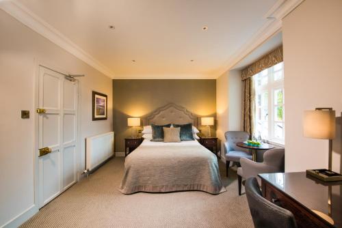 Un pat sau paturi într-o cameră la Piersland House