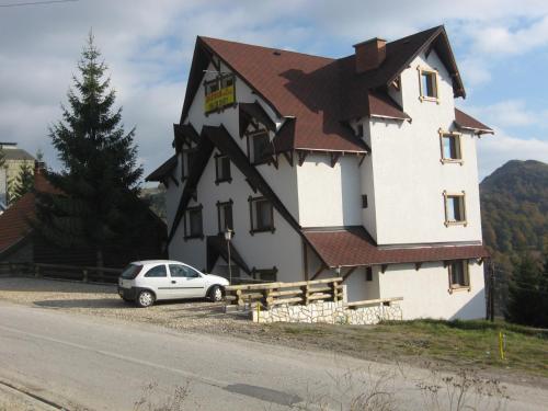 une maison avec une voiture garée devant elle dans l'établissement Villa Sofija, à Kopaonik