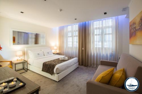 Habitación de hotel con cama y sofá en Douro Riverside Apartments, en Vila Nova de Gaia