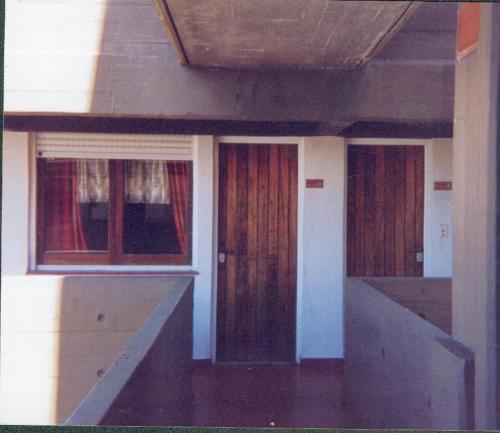 Habitación vacía con 2 ventanas y escalera en Braba III, en San Bernardo
