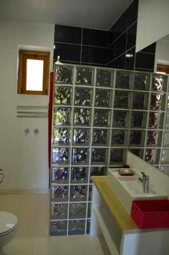 Salle de bains dans l'établissement Apartamentos Rurais - Casas do Lagar