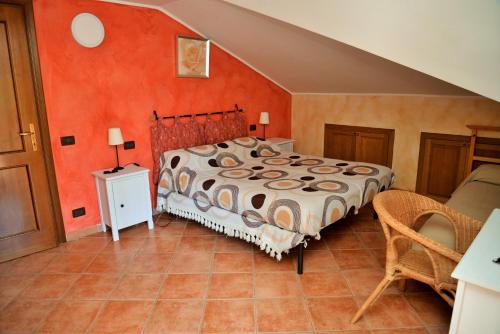 una camera con un letto in una stanza con pareti arancioni di Alla Quercia a Monterotondo
