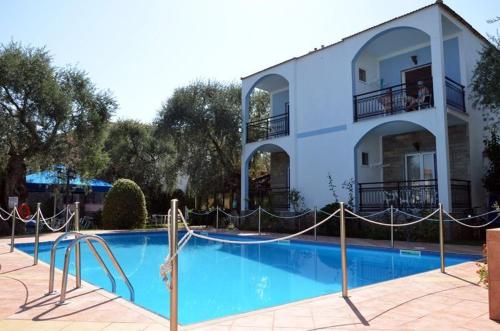 une grande piscine bleue en face d'un bâtiment dans l'établissement Villa Elia, à Thasos