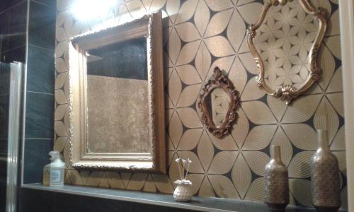 ヴァランシエンヌにあるWatt'Homeのバスルームの棚に座る鏡