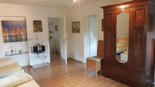 Zimmer mit einem großen Holzschrank und einem Schlafzimmer in der Unterkunft Appartementwohnung Antonia in Düsseldorf