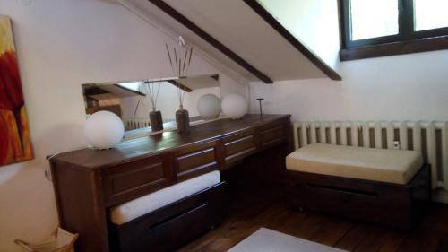 Das Bad ist mit einem Schminktisch und einem Spiegel ausgestattet. in der Unterkunft Mini Apartment Best Rest in Plowdiw