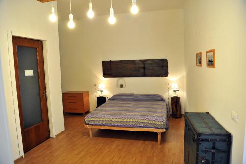 サルニコにあるLa Casa del Pescatoreのベッドルーム1室(ベッド1台付)