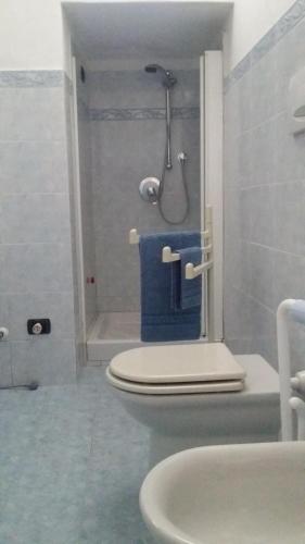 レヴァントにあるCasa Danielaのバスルーム(シャワー、トイレ、シンク付)