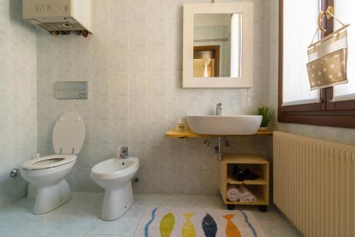 ヴィットリオ・ヴェネトにあるCasa Arialeのバスルーム(トイレ、洗面台付)