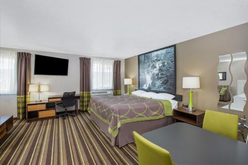 Televisyen dan/atau pusat hiburan di Super 8 by Wyndham Brookings