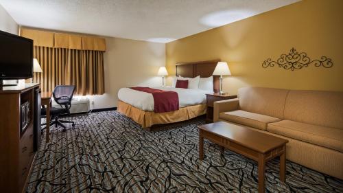 um quarto de hotel com uma cama e um sofá em Best Western Plus Albert Lea I-90/I-35 Hotel em Albert Lea