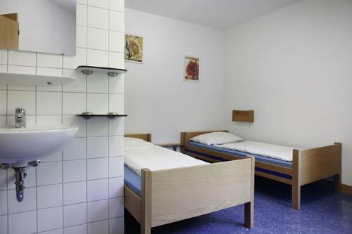 Postel nebo postele na pokoji v ubytování Jugendherberge Freiburg