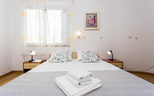 Łóżko lub łóżka w pokoju w obiekcie Apartments Luka 3